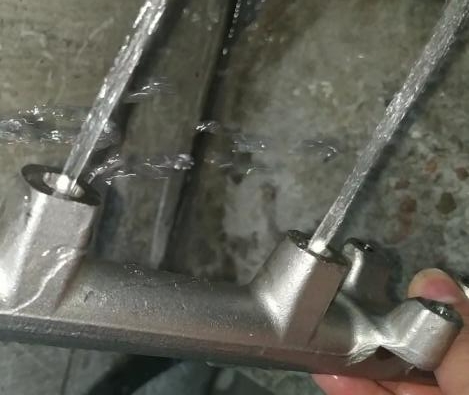 測試燃油共軌管，看用斯曼克水粒流去毛刺前后有何區別？