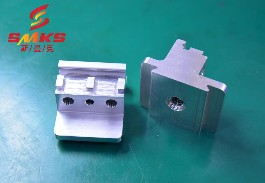 鋁合金<a href='http://www.excellmobile.com' target='_blank'><u>交叉孔去毛刺</u></a>最新工藝